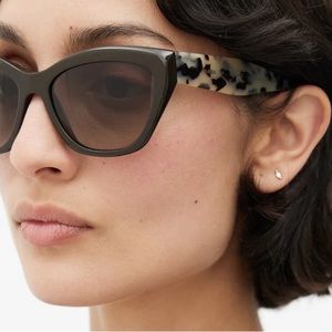 Prada
Brown /Black Tapered Sunglasses